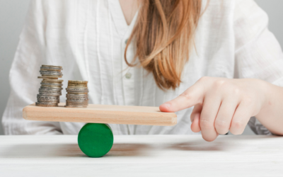 Medicamentos, Licitações Desertas e Mercados Fluidos: Uma Leitura a Partir da Economia dos Contratos, da Não Linearidade e da Lógica Fractal dos Preços