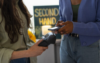 PREÇO ESTIMADO EM COMPRAS PÚBLICAS: POR QUE QUEM ESTIMA MELHOR COMPRA MENOS?