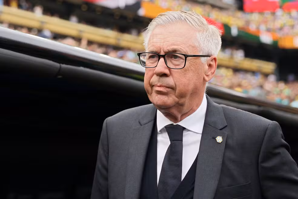 A COPA DO MUNDO E OS CONTRATOS DE LONGA DURAÇÃO : O QUE A PERMANÊNCIA DO TÉCNICO DA SELEÇÃO BRASILEIRA PODE ENSINAR SOBRE A EXECUÇÃO DOS CONTRATOS PÚBLICOS